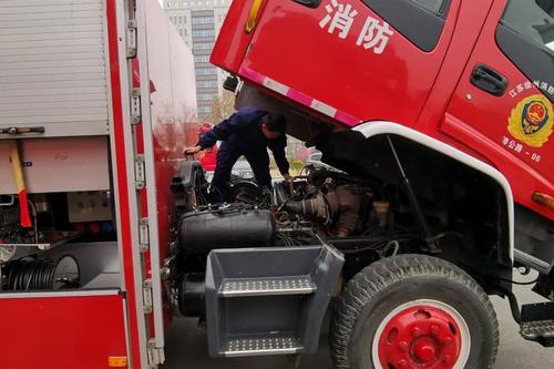 沛縣大隊全面做好消防車輛裝備維護保養(yǎng)工作