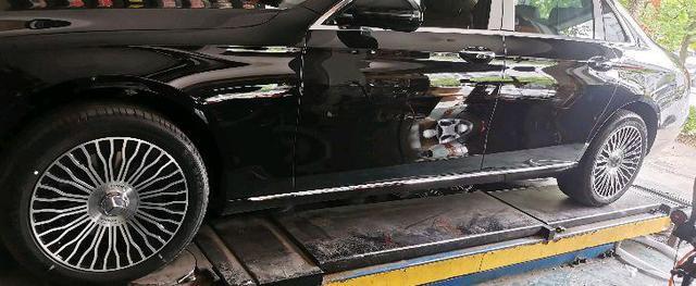 特別是一些物流園,物流停車場一般都有修理汽車的師傅,店門牌子都有