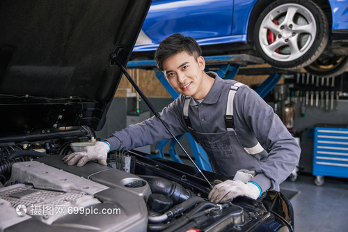 汽車修理工檢查車輛前機(jī)倉(cāng)