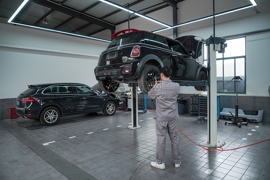 車間里的汽車維修技工背影高清圖片下載-正版圖片501686787