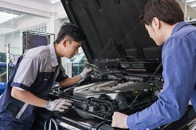 汽車修理工檢查車輛前機倉