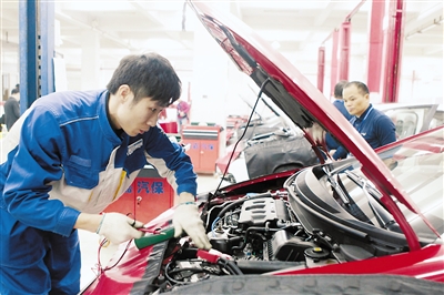 汽車維修職業(yè)技能大賽30家企業(yè)參賽 選手半小時(shí)內(nèi)排除故障_珠海熱點(diǎn)資訊