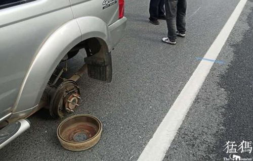 越野車(chē)駛出汽修廠(chǎng)車(chē)輪 飛了 竟是小工沒(méi)裝好螺絲