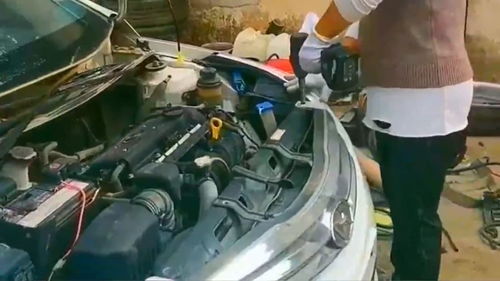 二手車汽修工要拆一個(gè)汽車前蓋板,在上面固定的,是不是釘子